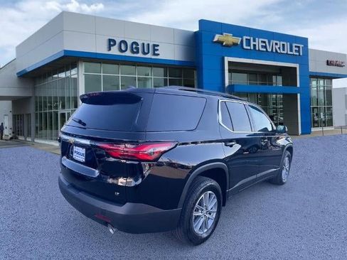 Used 2023 Chevrolet Traverse LT image 2