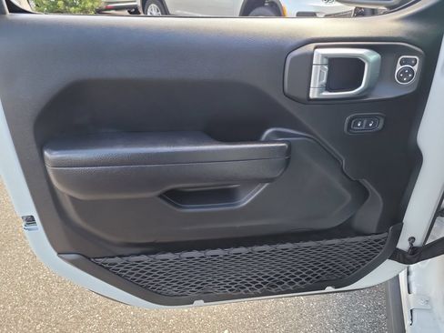 Certified 2022 Jeep Gladiator Sport AWD/4WD image 14