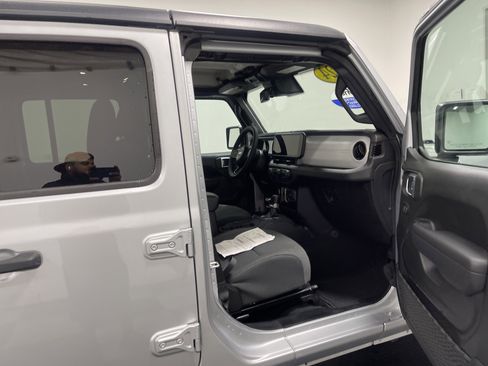 Used 2024 Jeep Gladiator Sport image 25