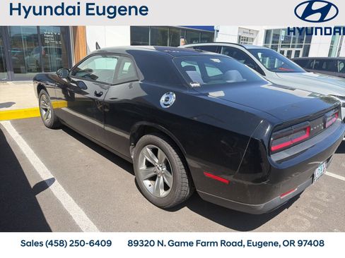 Used 2016 Dodge Challenger SXT RWD image 2