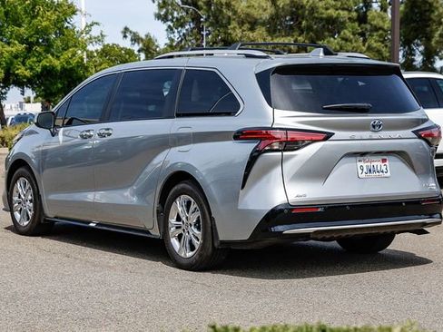 Used 2024 Toyota Sienna Platinum AWD/4WD image 2