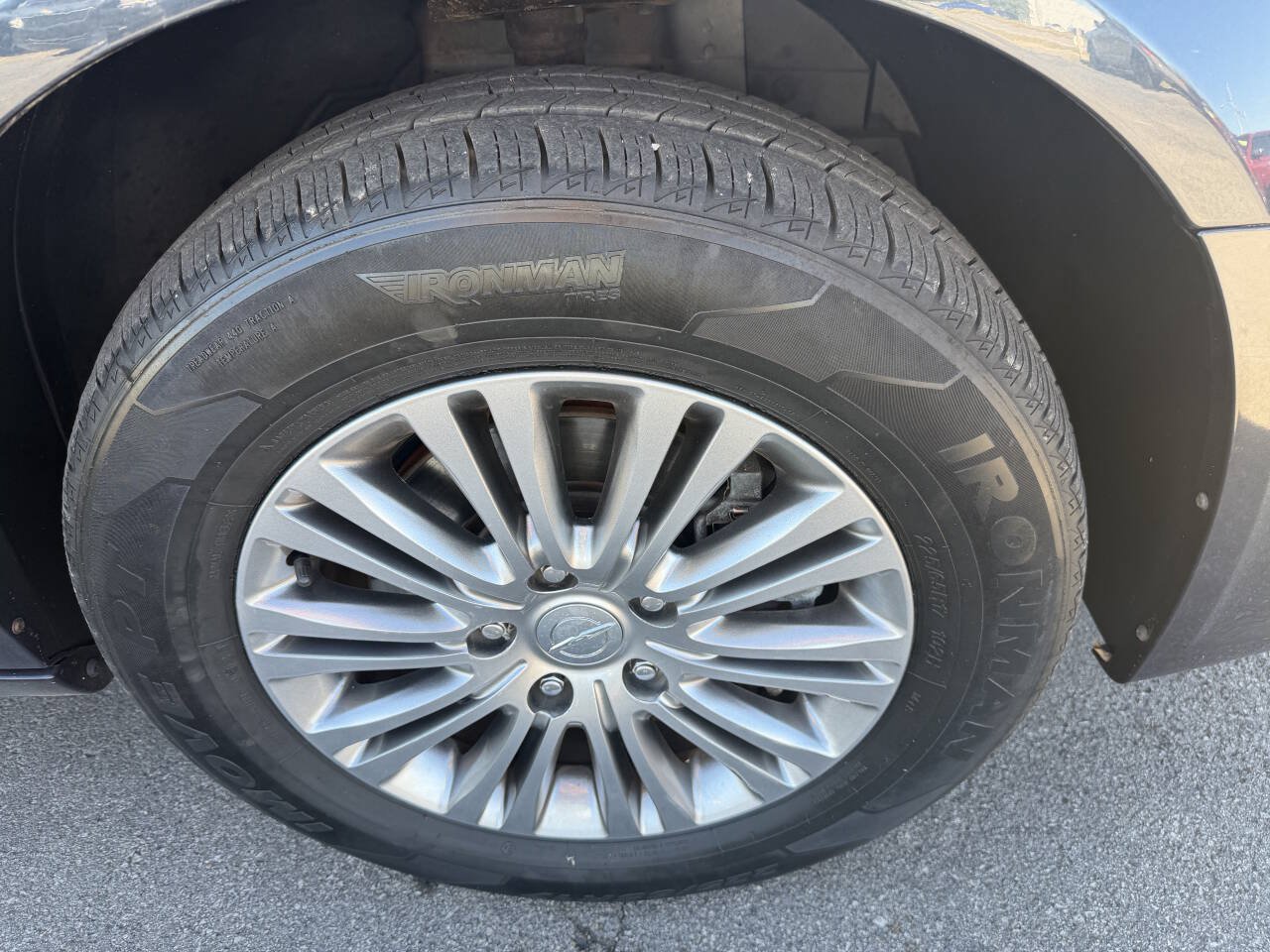 Used 2013 Chrysler Town & Country Touring-L w/ Driver Convenience Group FWD image 20