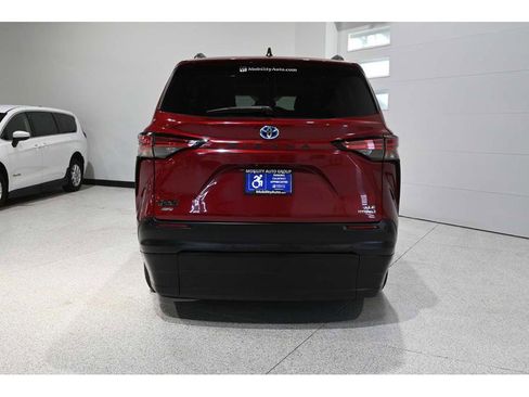 Used 2022 Toyota Sienna XLE w/ XLE Plus Package image 7