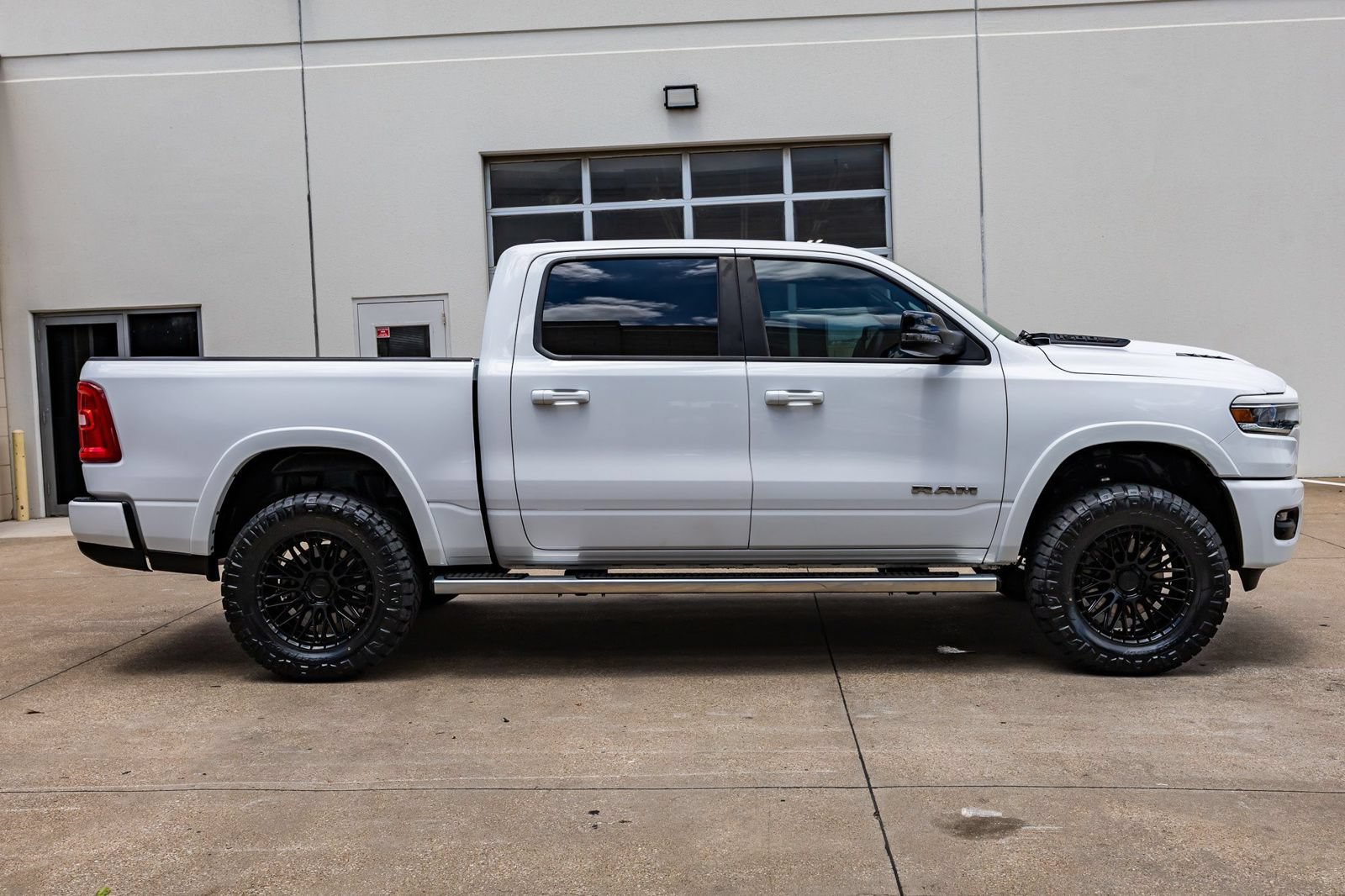 Used 2025 RAM 1500 Laramie AWD/4WD image 11
