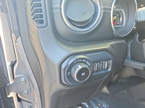 Used 2018 Jeep Wrangler Unlimited Sahara AWD/4WD image 14