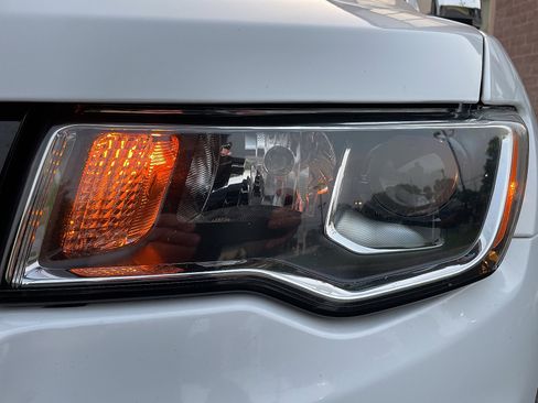 Used 2017 Jeep Grand Cherokee Limited image 15