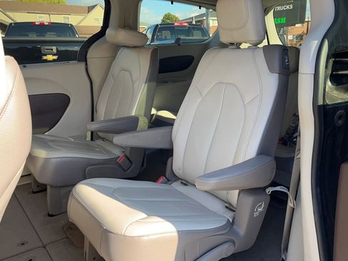 Used 2017 Chrysler Pacifica Touring-L image 31