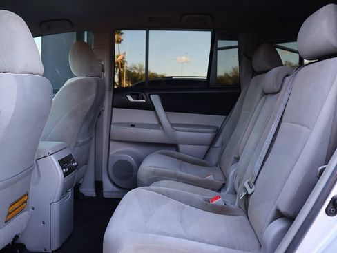 Used 2013 Toyota Highlander Plus FWD image 30