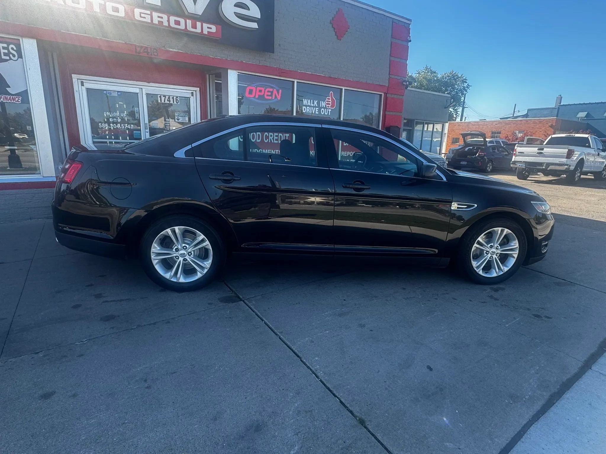 Used 2017 Ford Taurus SEL w/ Equipment Group 201A FWD image 2