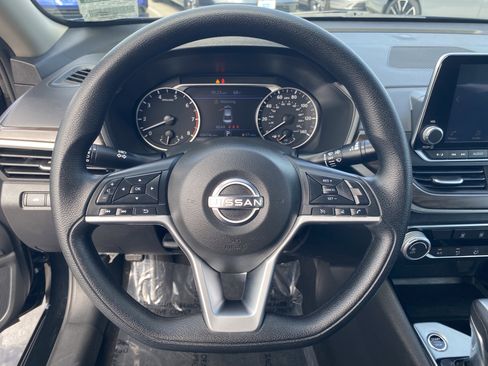 Used 2024 Nissan Altima 2.5 SV FWD image 25