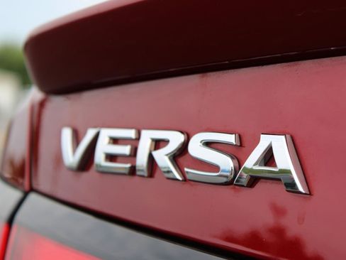Used 2021 Nissan Versa SR FWD image 6