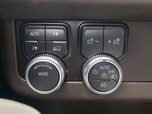Used 2023 GMC Yukon XL SLT AWD/4WD image 31