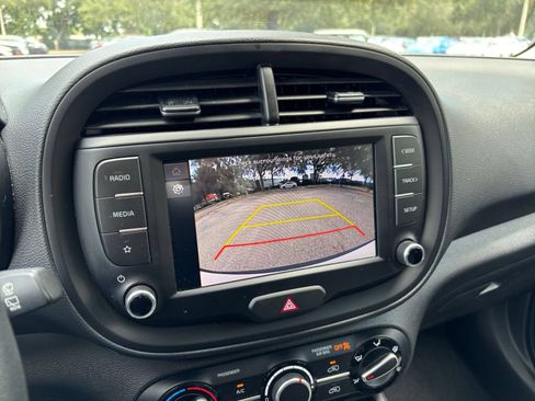 Used 2025 Kia Soul LX w/ LX Technology Package FWD image 22