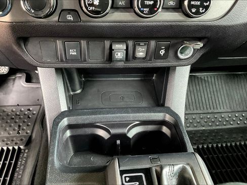 Used 2018 Toyota Tacoma TRD Off-Road AWD/4WD image 16
