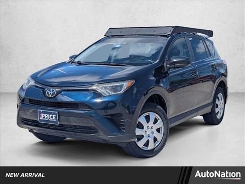 Used 2018 Toyota RAV4 LE image 1