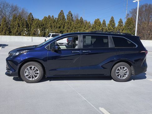 Used 2024 Toyota Sienna XLE image 2