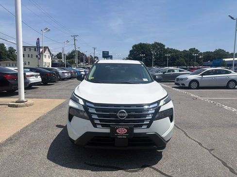 Used 2024 Nissan Rogue S AWD/4WD image 2