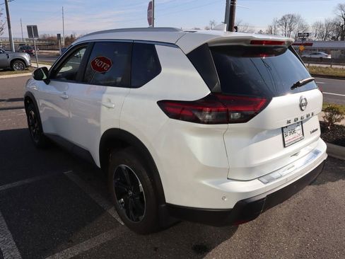 Used 2024 Nissan Rogue SV w/ SV Premium Package image 7