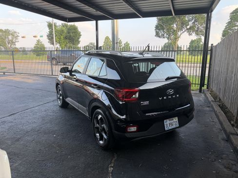 Used 2023 Hyundai Venue SEL w/ Cargo Package FWD image 9