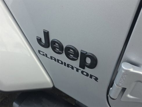 Used 2022 Jeep Gladiator Sport image 6