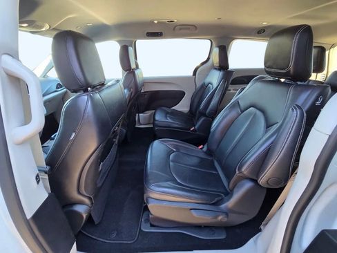 Used 2024 Chrysler Pacifica Select image 26