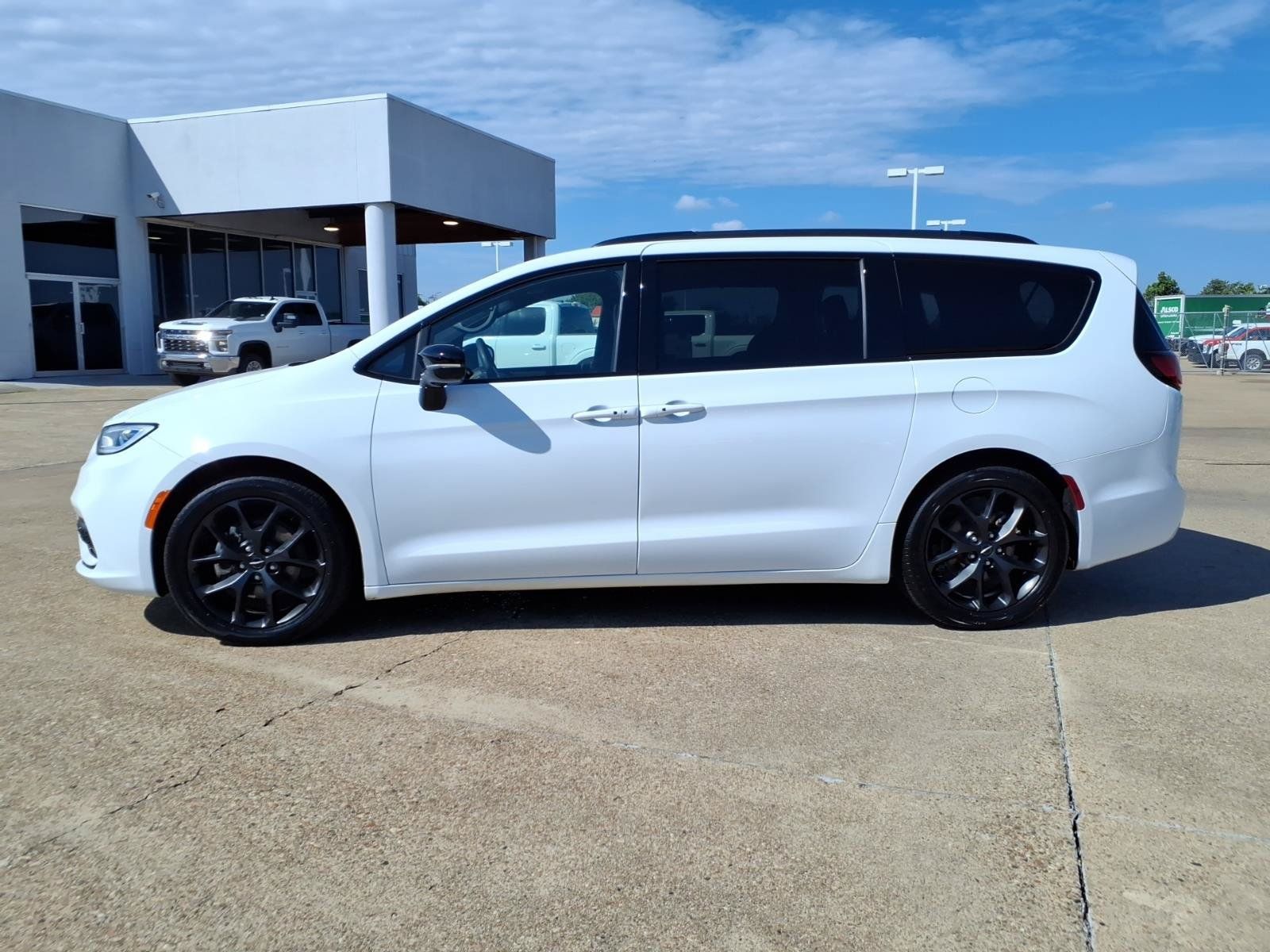 Used 2025 Chrysler Pacifica Limited FWD image 2