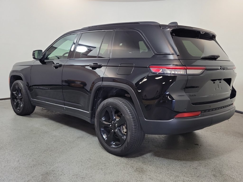 Used 2025 Jeep Grand Cherokee Limited w/ Luxury Tech Group II AWD/4WD image 5