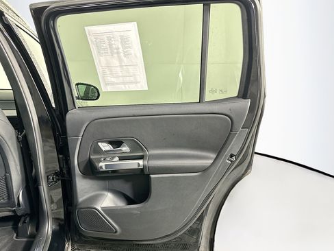 Used 2025 Mercedes-Benz GLB 250 4MATIC image 32