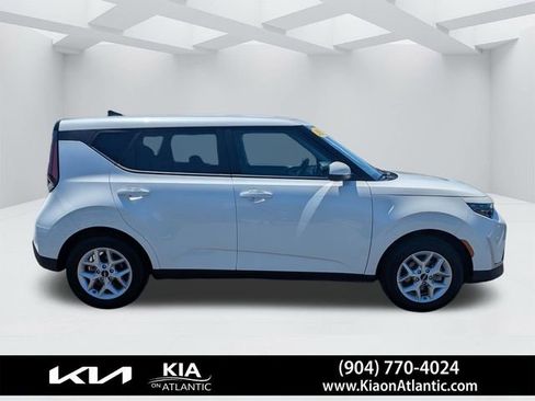Used 2025 Kia Soul LX FWD image 2