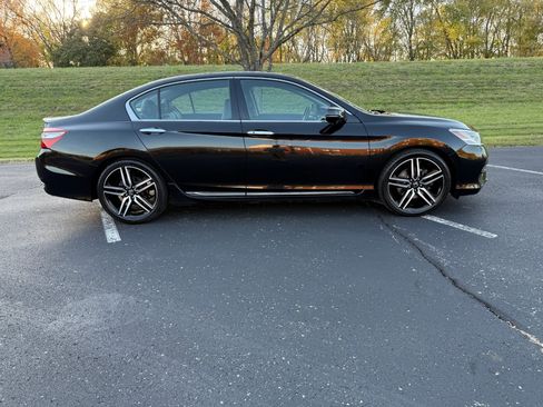 Used 2016 Honda Accord Touring image 2