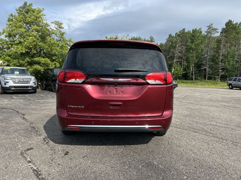 Used 2019 Chrysler Pacifica Touring-L Plus FWD image 6