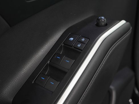 Used 2020 Toyota Highlander XLE image 23