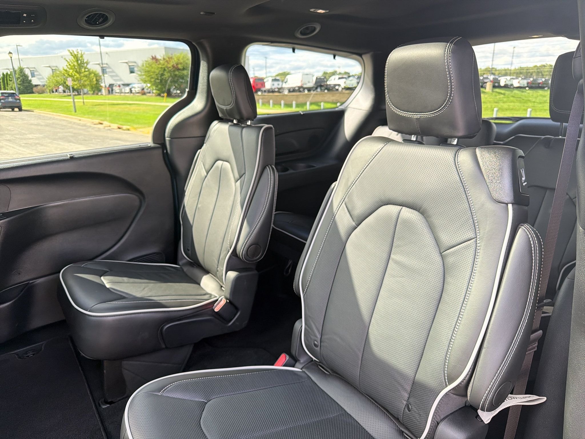 Used 2025 Chrysler Pacifica Limited AWD/4WD image 35