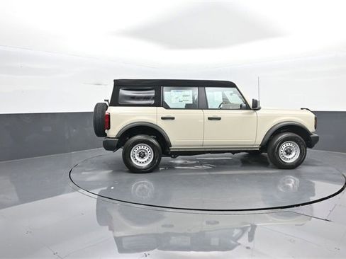 New 2025 Ford Bronco 4-Door image 8