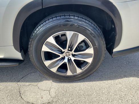 Used 2021 Toyota Highlander XLE FWD image 30