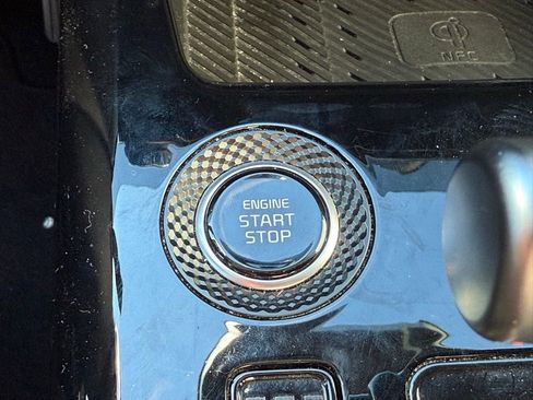 Used 2023 Kia Niro SX image 9