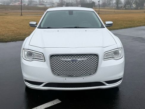 Used 2019 Chrysler 300 Touring w/ Chrome Appearance Package image 2