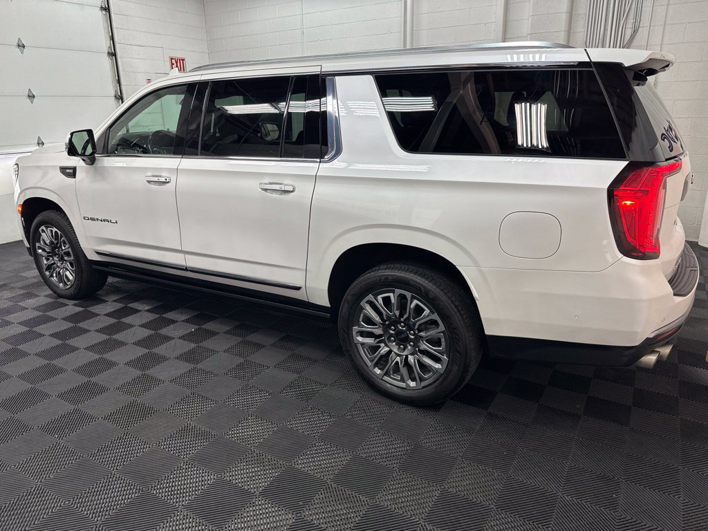 Used 2023 GMC Yukon XL Denali Ultimate AWD/4WD image 6