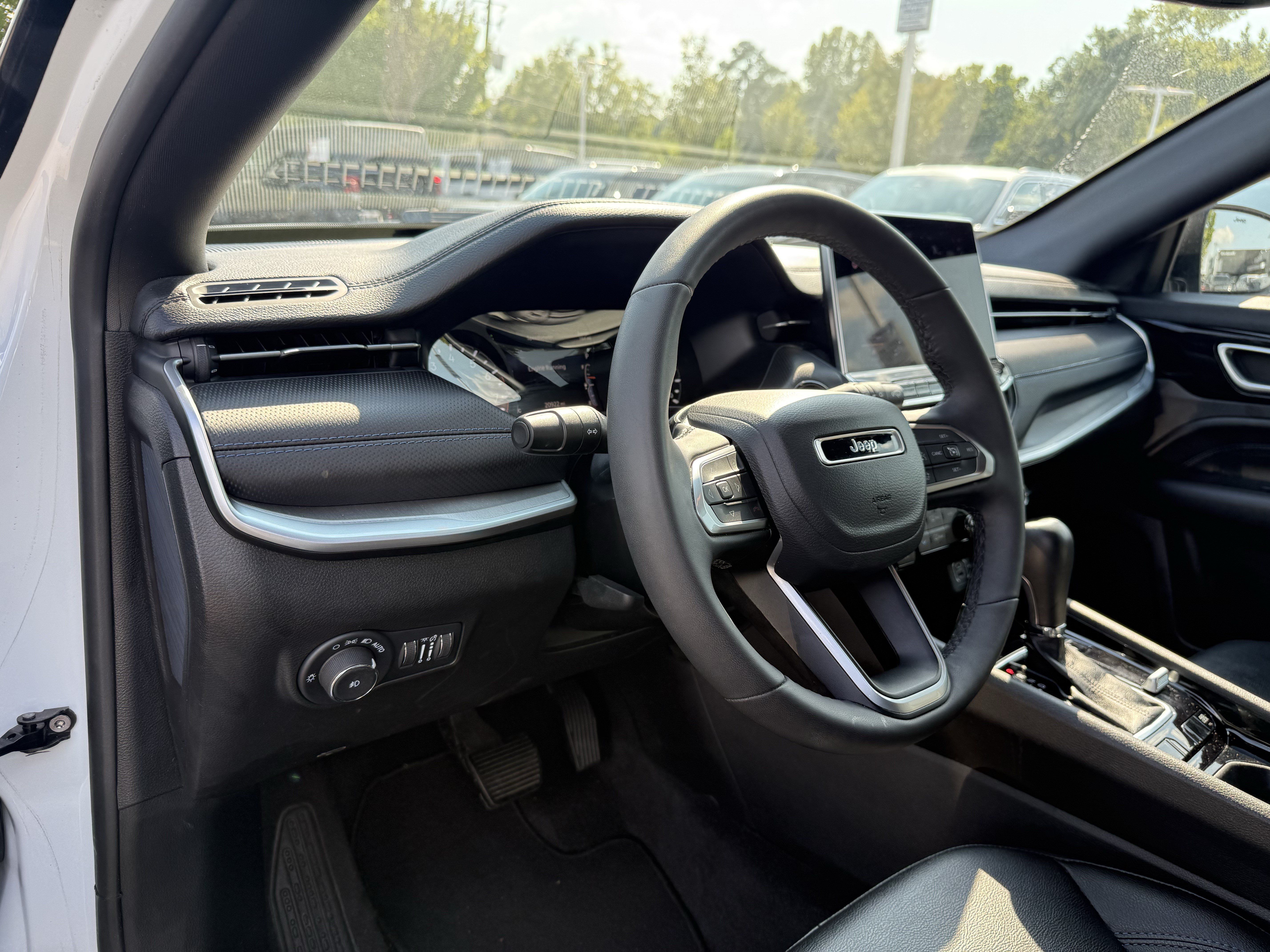 Used 2026 Jeep Compass Limited AWD/4WD image 13