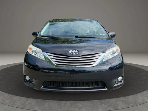 Used 2017 Toyota Sienna XLE w/ XLE Navigation Package FWD image 2