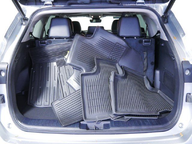 Used 2022 Toyota Highlander XLE AWD/4WD image 8