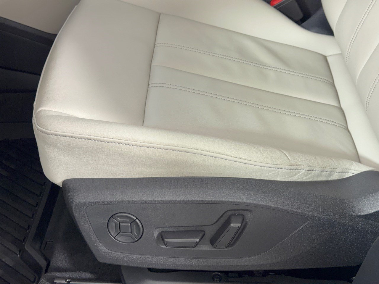 Certified 2025 Audi Q6 e-tron Premium w/ Convenience Package RWD image 16