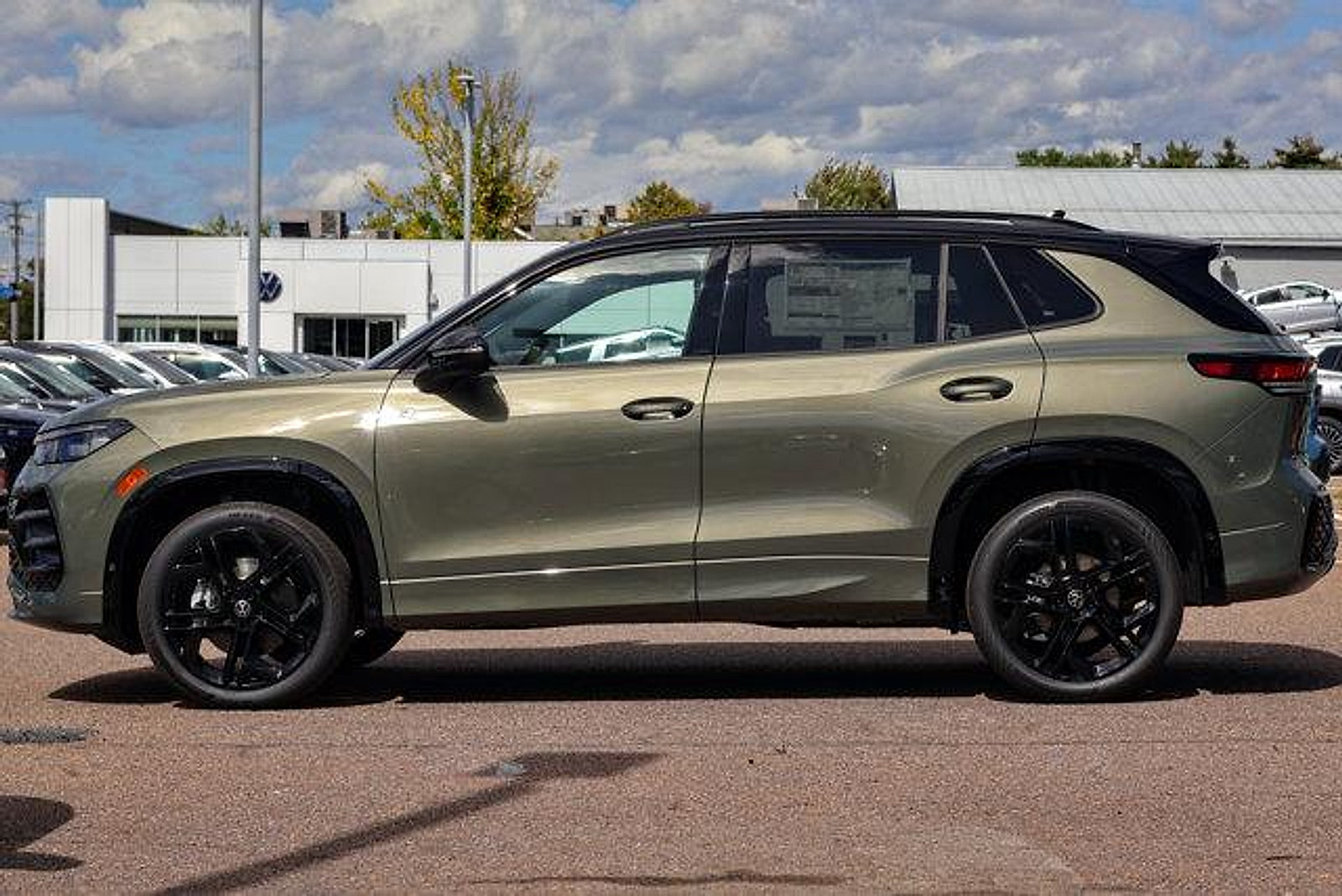 New 2026 Volkswagen Tiguan SE R-Line AWD/4WD image 3