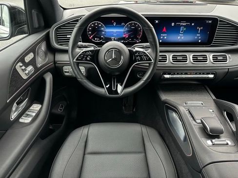 Used 2025 Mercedes-Benz GLS 450 4MATIC image 12