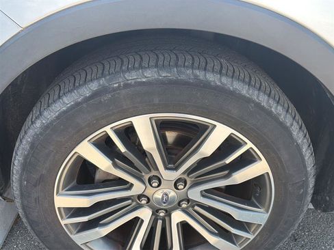 Used 2018 Ford Explorer Platinum AWD/4WD image 10