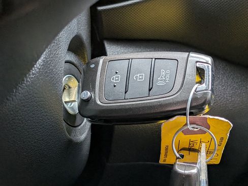 Used 2025 Hyundai Venue SE image 23