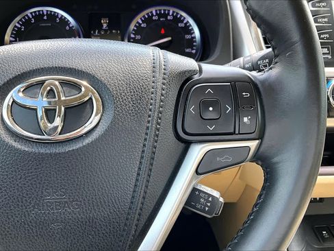 Used 2014 Toyota Highlander Limited w/ Driver Technology Package image 25