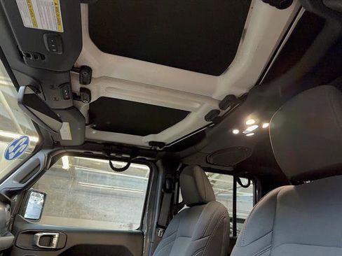 Used 2022 Jeep Gladiator Sport AWD/4WD image 7