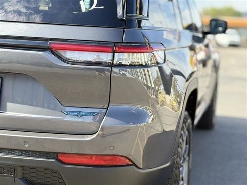 Used 2022 Jeep Grand Cherokee Trailhawk AWD/4WD image 16