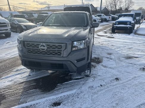 Used 2024 Nissan Frontier SV image 3